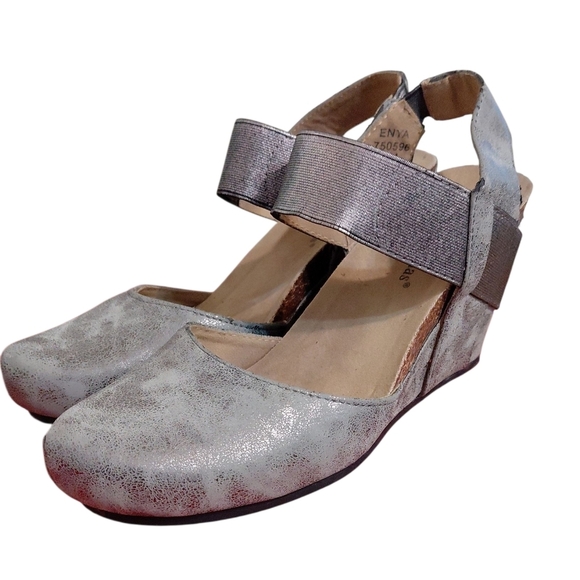 Pierre Dumas Enya Metallic Silver Leathrr Wedge Sandals Size 8 M - Picture 10 of 10